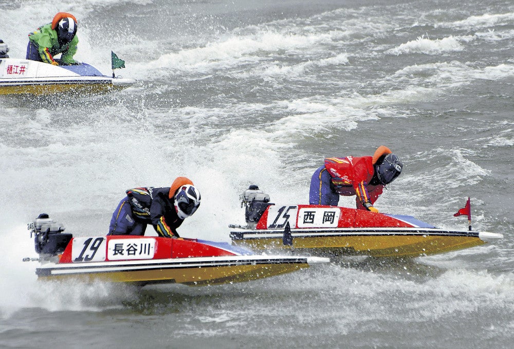 ボートの操縦技術を磨く長谷川さん（福岡県柳川市で）＝日本モーターボート競走会提供
