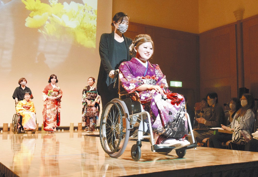 着物姿でランウェーを進む参加者（４月２１日、和歌山市で）