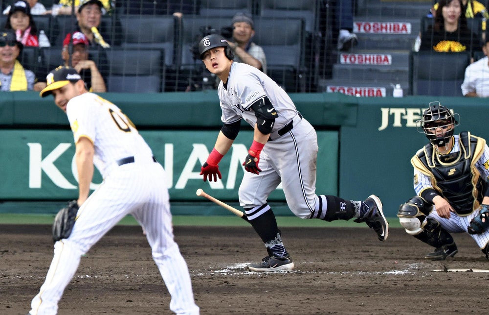９回１死、岡本和が同点本塁打を放つ（投手・ゲラ、捕手・梅野）（２６日）＝枡田直也撮影