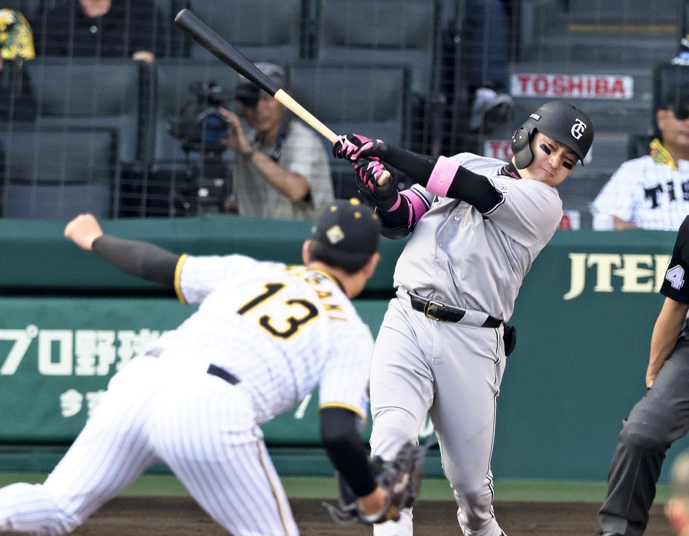 １０回１死１、３塁、丸が勝ち越しの犠飛を放つ（左は投手・岩崎）（２６日）＝枡田直也撮影