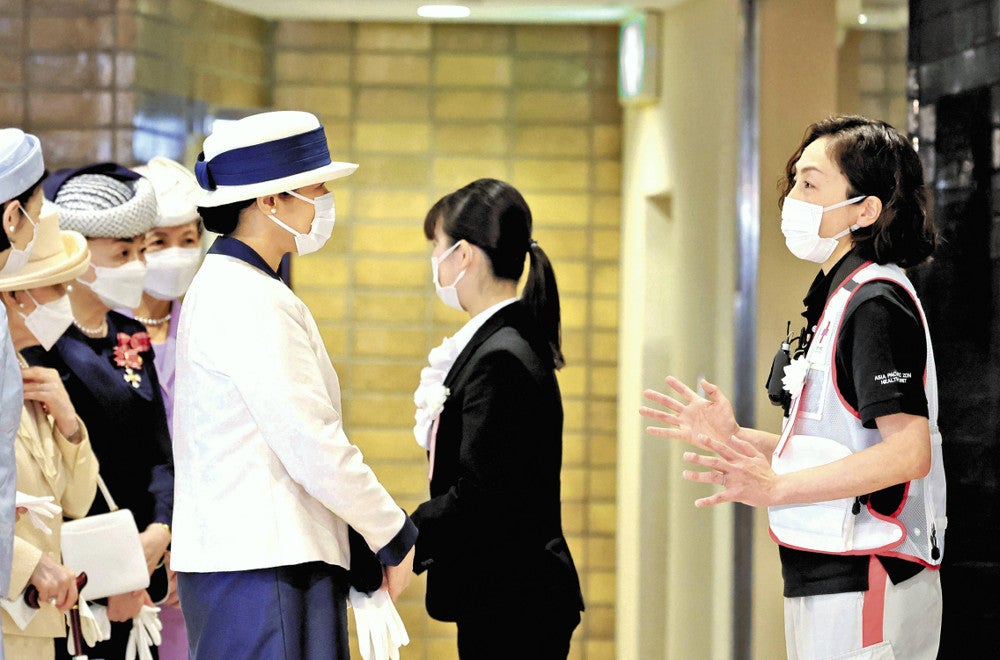 活動報告を行った看護師（右端）や学生ボランティア（右から２人目）と言葉を交わされる皇后さまと妃殿下方（１５日、東京都渋谷区で）