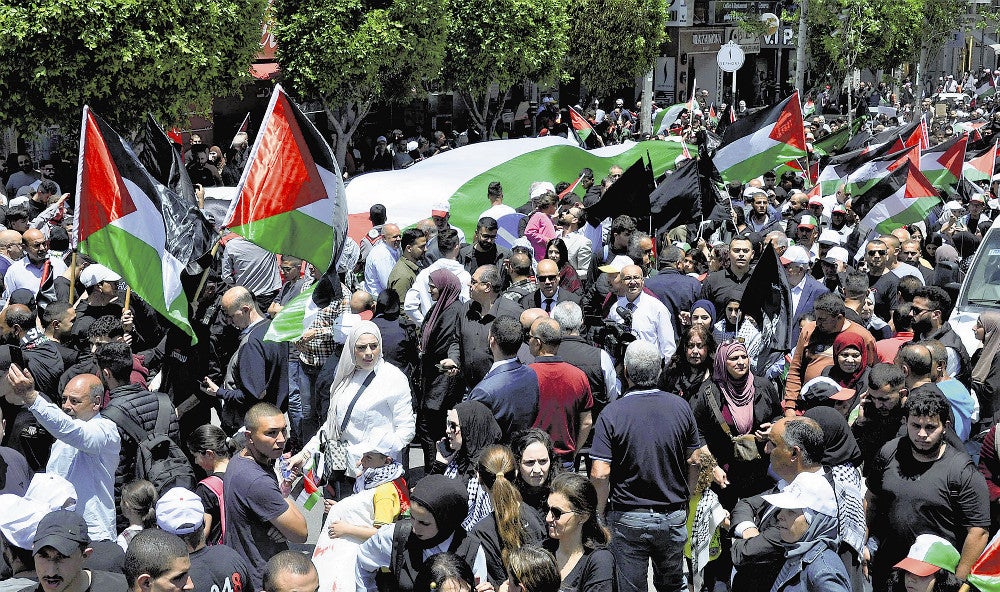 パレスチナ人が「ナクバの日」と位置づける５月１５日に、ヨルダン川西岸ラマッラで行進する人たち＝福島利之撮影