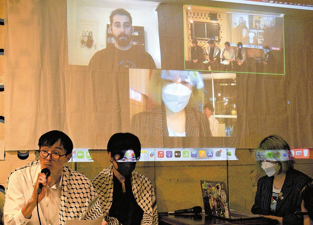 「ｔｗｉｌｉｌｉｇｈｔ」の朗読イベントには、カイロからムスアブ・アブートーハさん（スクリーン左上）がオンラインで参加した