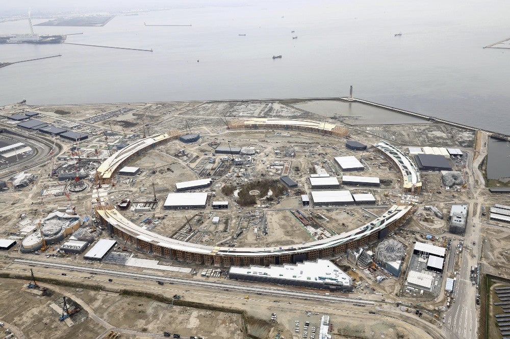 １年後の開幕に向けて万博の工事が進む大阪市の人工島・夢洲（４月５日、読売ヘリから）