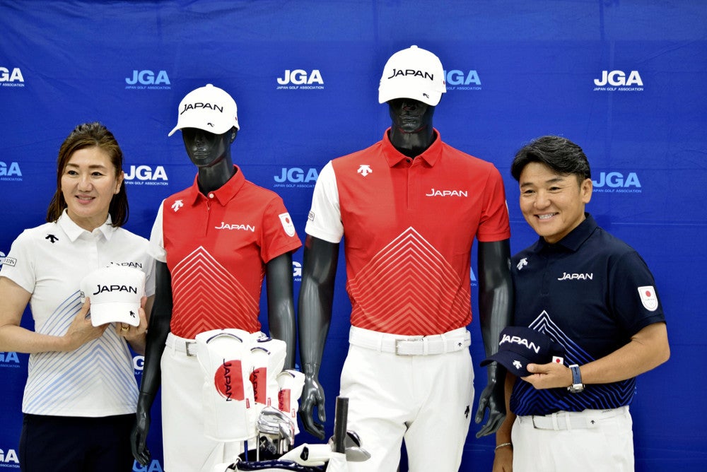 パリ五輪のユニホームを披露した日本代表の丸山茂樹監督（右）と服部道子・女子コーチ