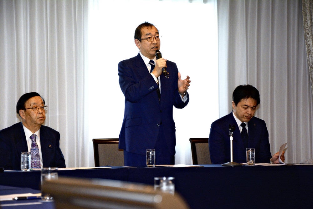 自民党県連の役員会であいさつする津島会長（中央）
