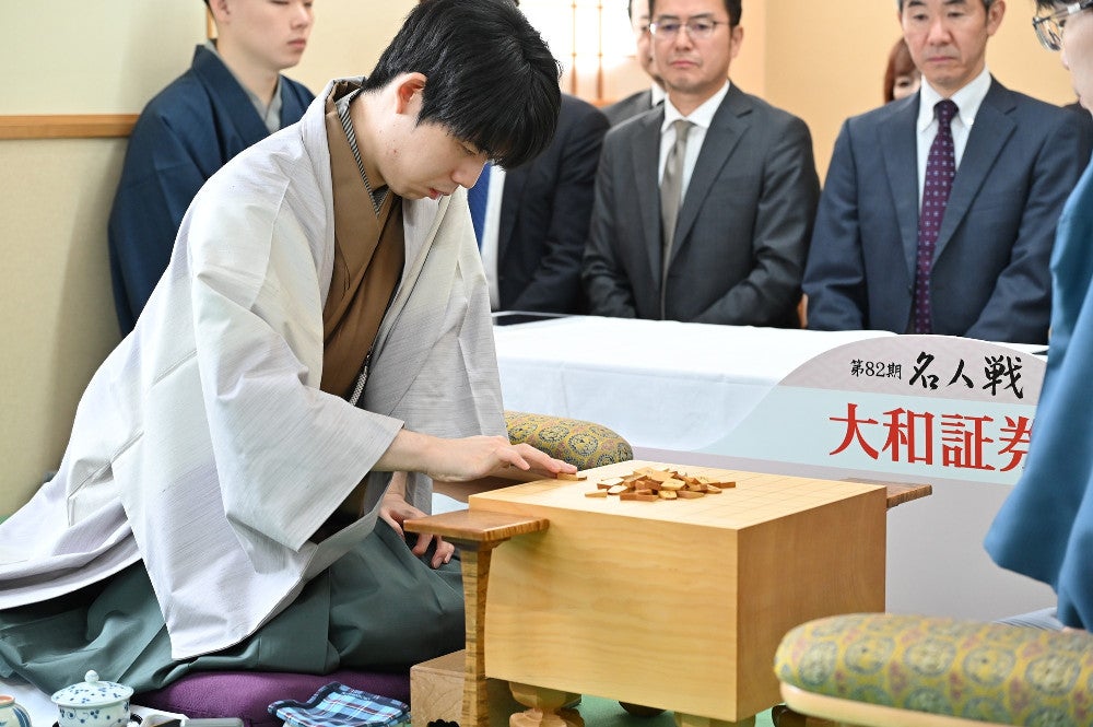 名人戦第５局に臨む藤井竜王（北海道紋別市で）＝日本将棋連盟提供