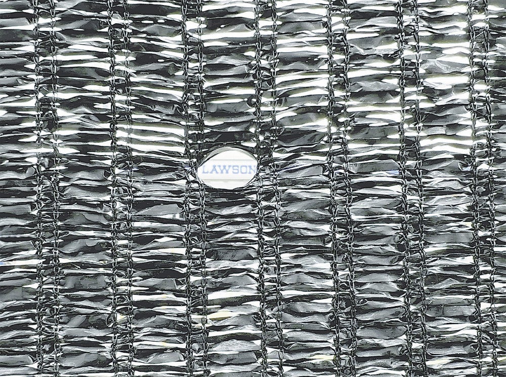 幕に開けられた１センチ大の穴（２７日、山梨県富士河口湖町で）