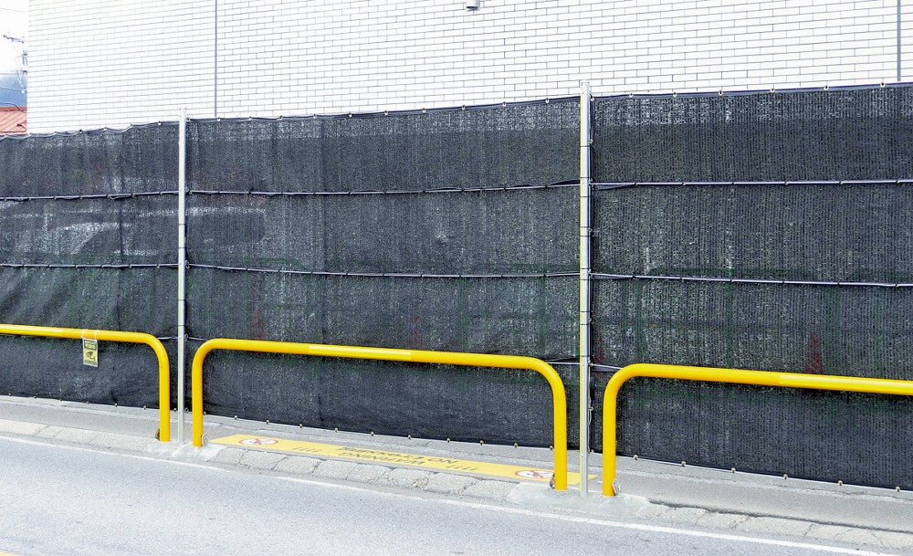 設置された幕（２７日、山梨県富士河口湖町で）