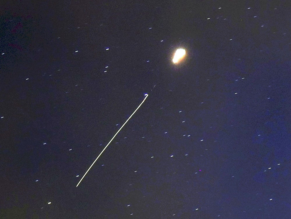 北朝鮮から発射され、上空で爆発したように見える飛翔体（２７日夜、中朝国境の中国・丹東市で）＝大原一郎撮影