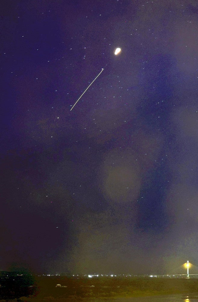 北朝鮮・東倉里の方角から発射され、爆発したように見える飛翔体（２７日夜、中朝国境の中国・丹東市で）＝大原一郎撮影