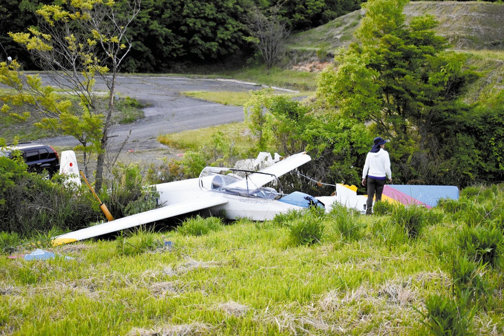 墜落したグライダー（２５日午後７時１分、熊本県産山村で）＝江崎宰撮影