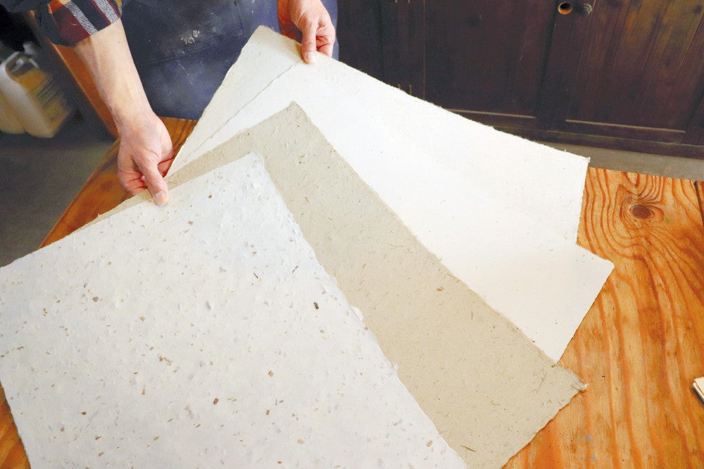 一番手前が被災した木のくずをすき込んだ紙