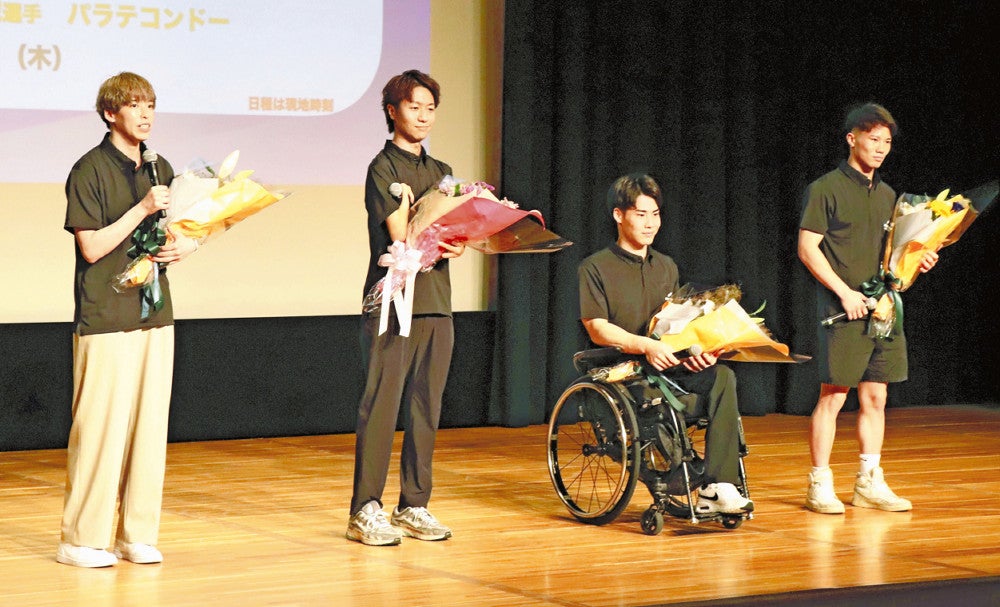 大会への意気込みを語る（左から）林、田中、梶原、原田の各選手