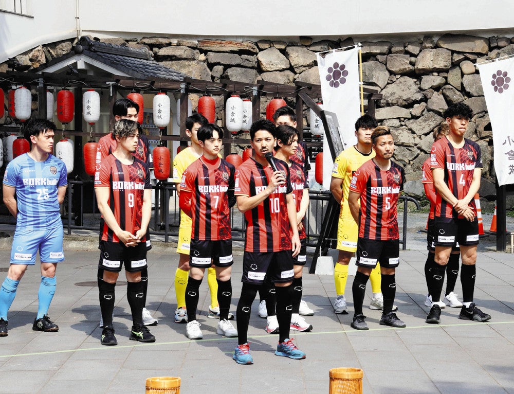 今季の意気込みを語る安嶋主将（中央手前）