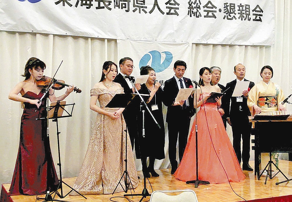 楽器演奏に合わせて歌を楽しむ大石知事（左から３人目）ら