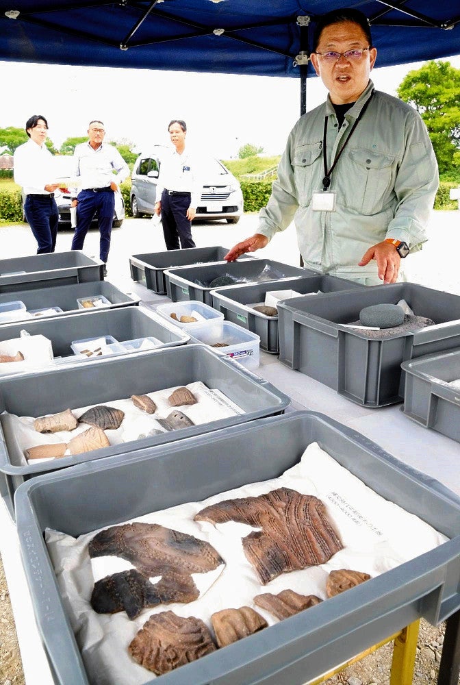 出土した土器などについて説明する金田主幹