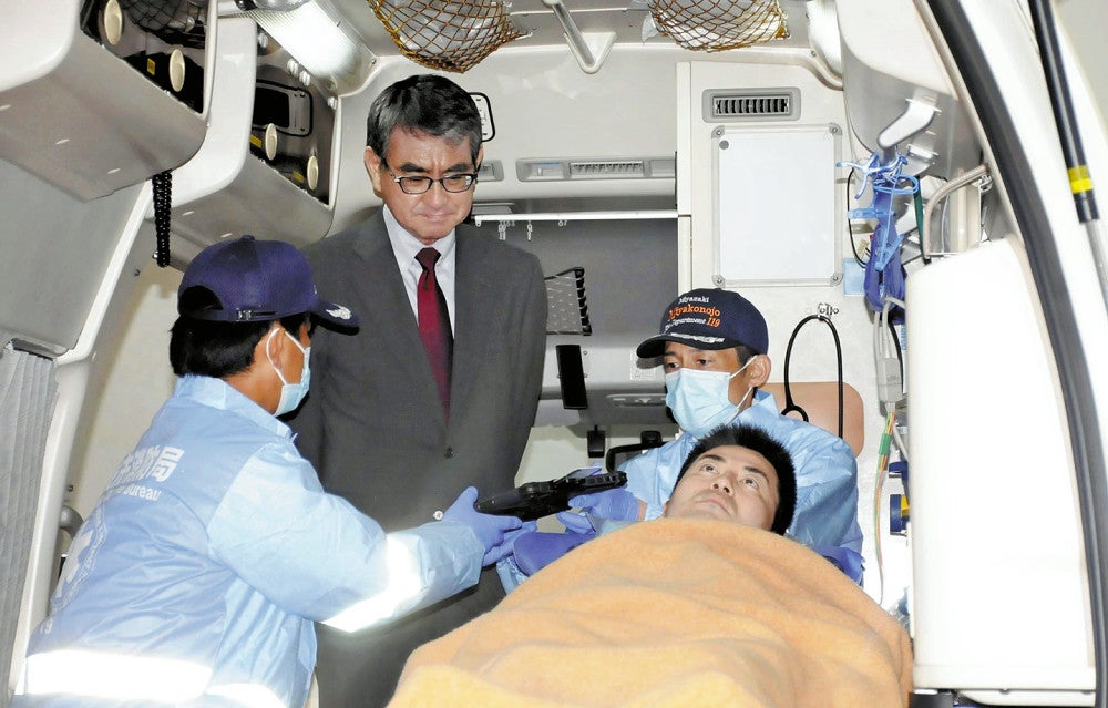 マイナカードを活用した実証事業を視察する河野デジタル相（左から２人目）