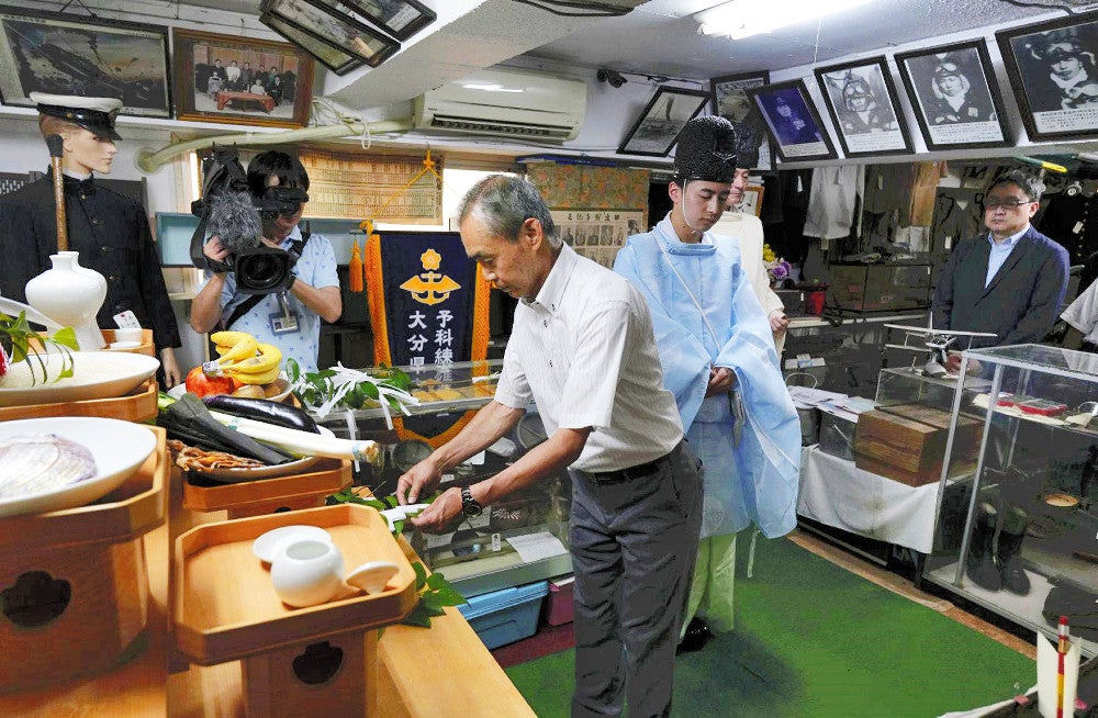 玉串をささげる孝康さん（手前）