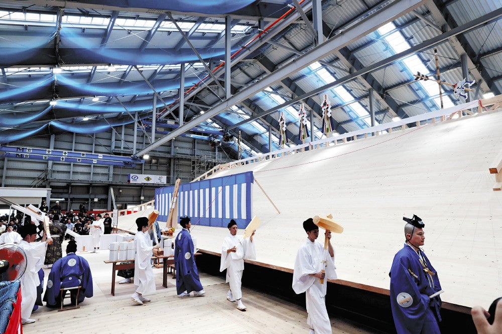 厳かな雰囲気の中で行われた首里城正殿の「工匠式」（２７日午前１０時３０分、那覇市で）＝長野浩一撮影