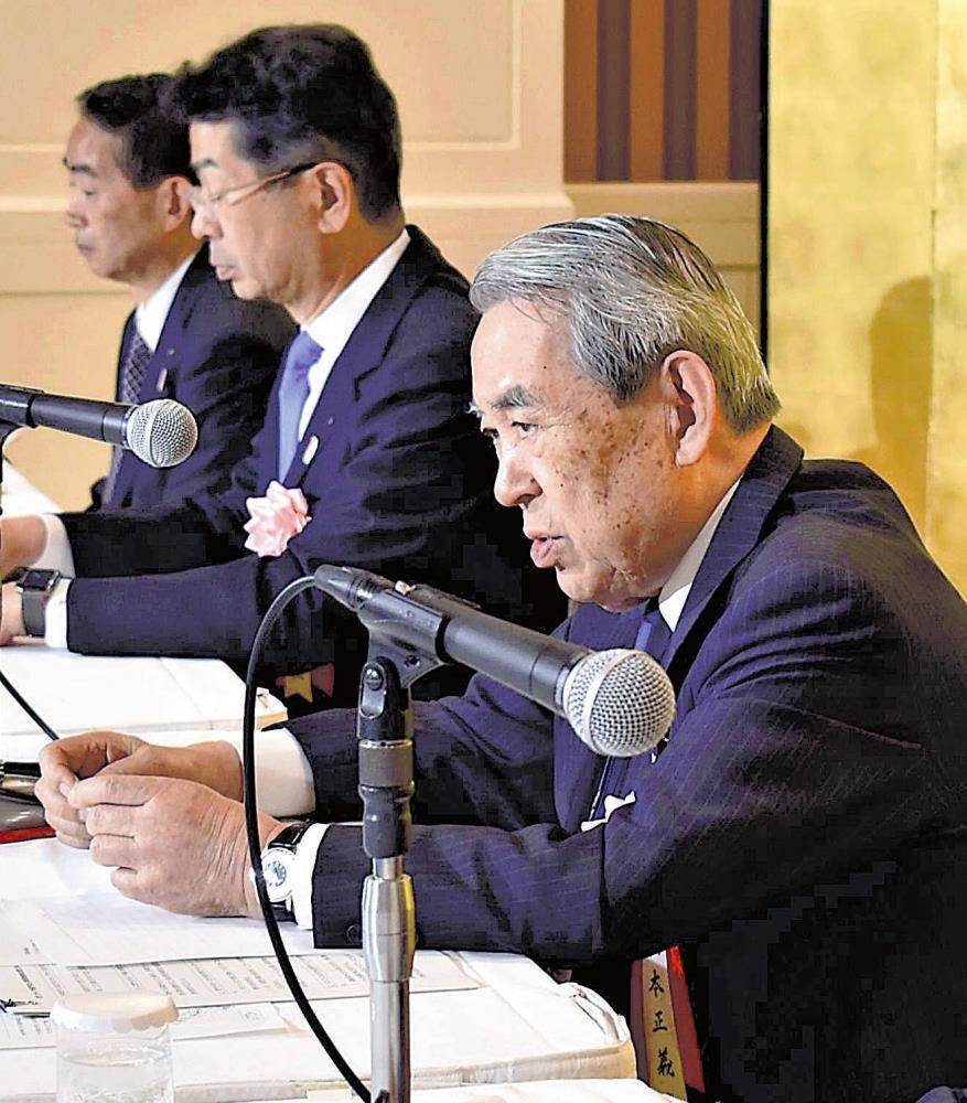 記者会見で質問に答える関経連の松本会長（大阪市北区で）
