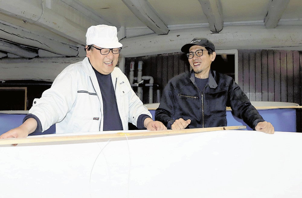 醸造中の「おれの酒」を確認し、笑顔で語り合う藤井さん（右）と日吉さん（広島県竹原市で）