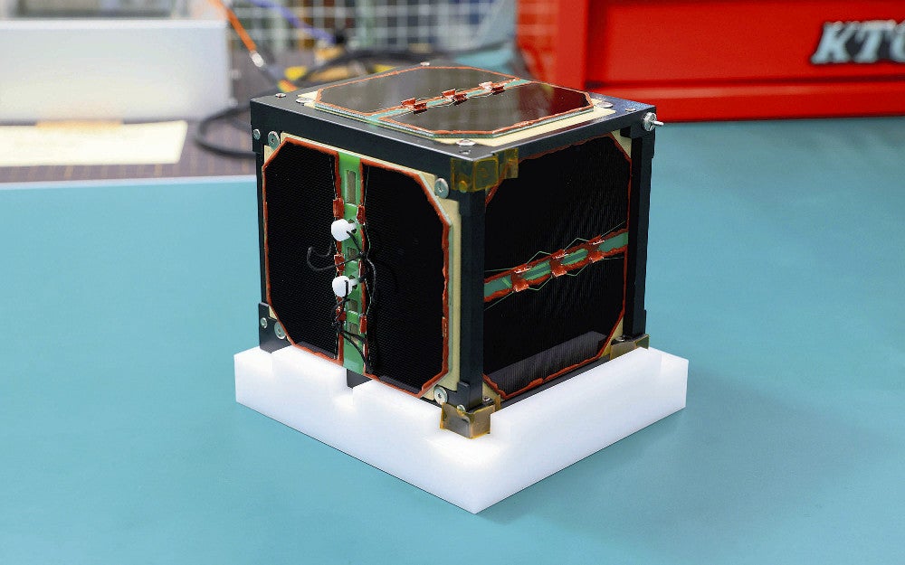 世界初の木造人工衛星。黒い面には太陽電池パネルが取り付けられている（２８日、京都市左京区で）