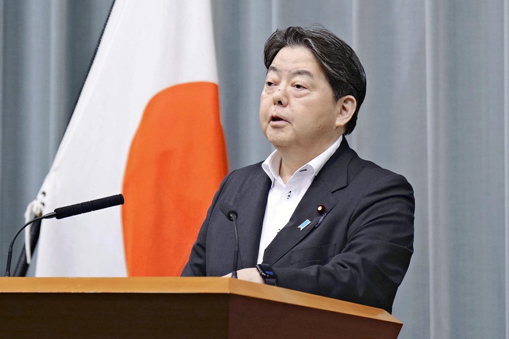 北朝鮮から弾道ミサイルの可能性があるものが発射されたことを受け、記者会見する林官房長官（２７日夜、首相官邸で）＝若杉和希撮影