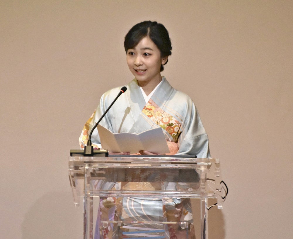 日本とギリシャの外交関係樹立１２５周年の記念式典であいさつされる佳子さま（２７日、アテネで）＝倉茂由美子撮影