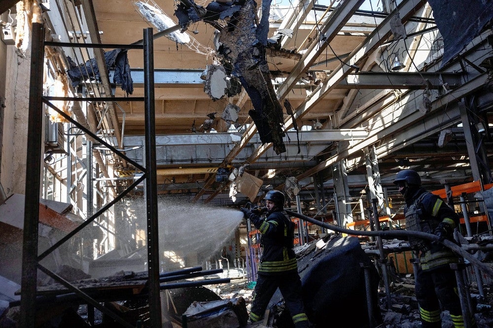 ２７日、ウクライナ北東部ハルキウで、ロシア軍の空爆を受けた農業機械の工場＝ロイター