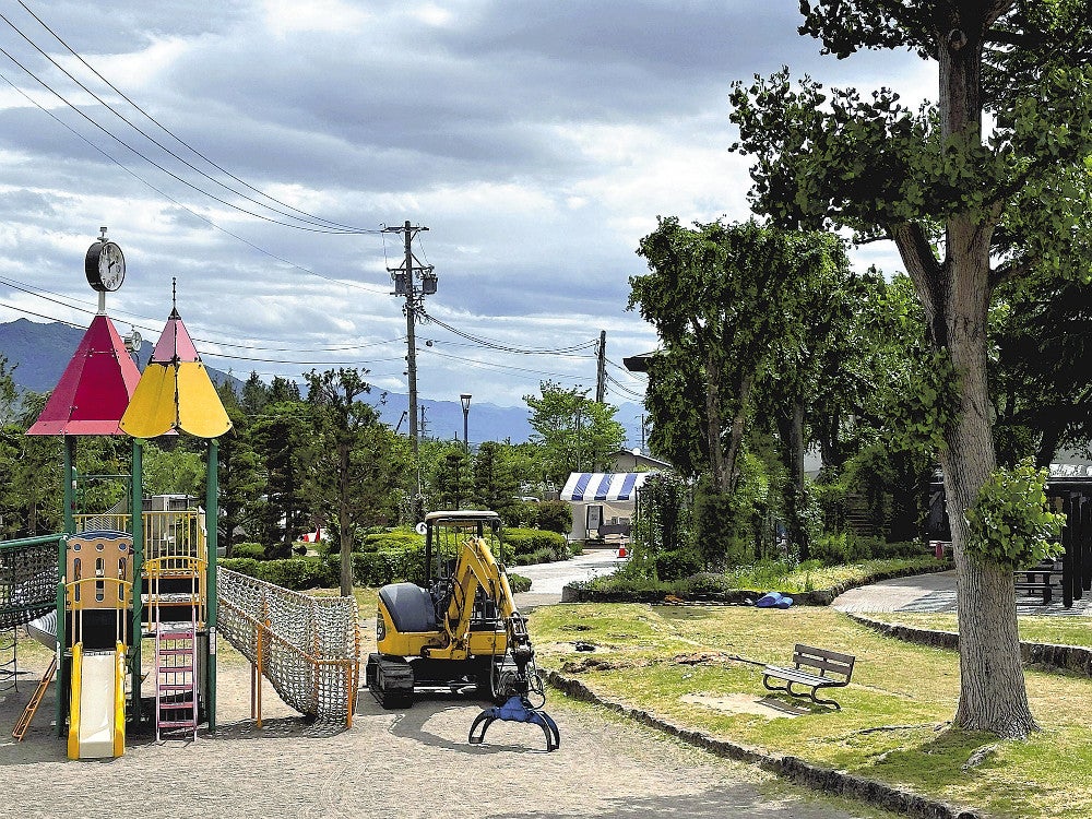 右手前の木と並んで立っていたポプラの木が倒れ、女児が軽傷を負った一本木公園（２７日、長野県中野市で）