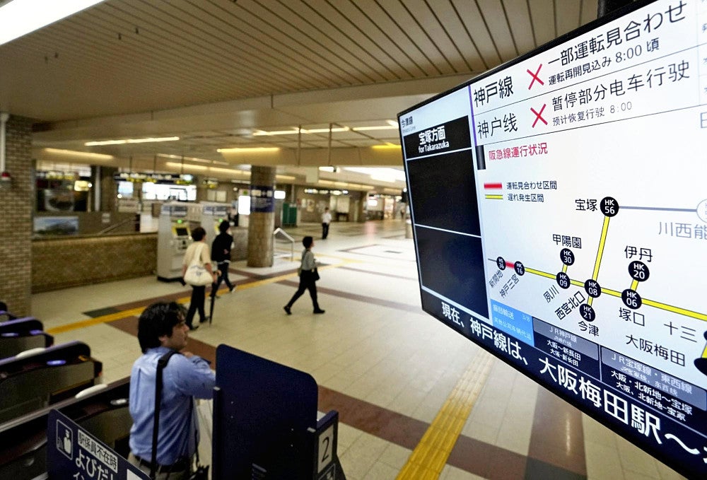 一時運転見合わせとなった神戸線などの運行状況を知らせる掲示板（２８日午前８時７分、兵庫県西宮市の阪急西宮北口駅で）＝金沢修撮影