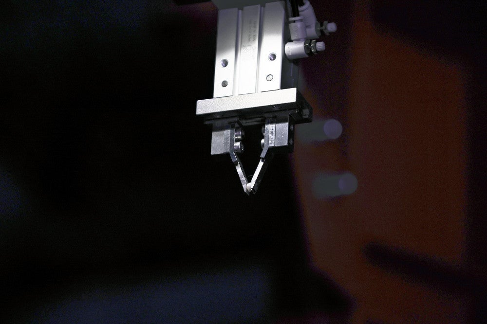 核燃料デブリの試験取り出しに使われる釣りざお式装置の先端部＝代表撮影（神戸市の三菱重工業神戸造船所で）