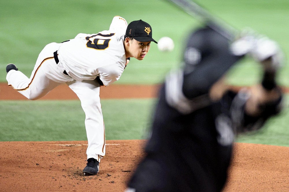 力投する先発の山崎伊織（２８日）＝黒瀬祐生撮影