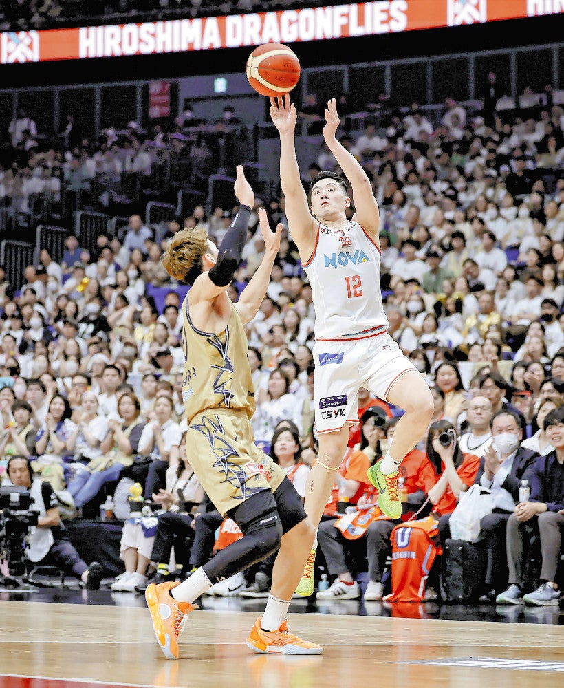 第２クオーター、シュートを放つ広島・中村（右）