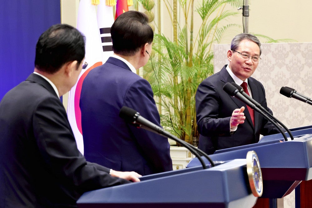 共同記者発表に臨む中国の李強首相（右、中央は韓国の尹錫悦大統領、左は岸田首相）（２７日午前、ソウルの青瓦台迎賓館で）