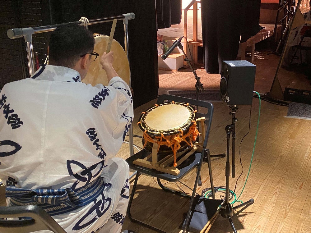 舞台袖には、上方落語らしく専門のお囃子隊がいる。息の合った仲間が６公演の高座を支えた