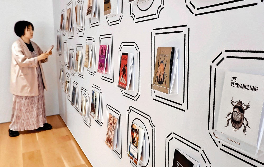 各国で刊行された『変身』が並ぶ展示室（１６日、東京都新宿区の早稲田大で）