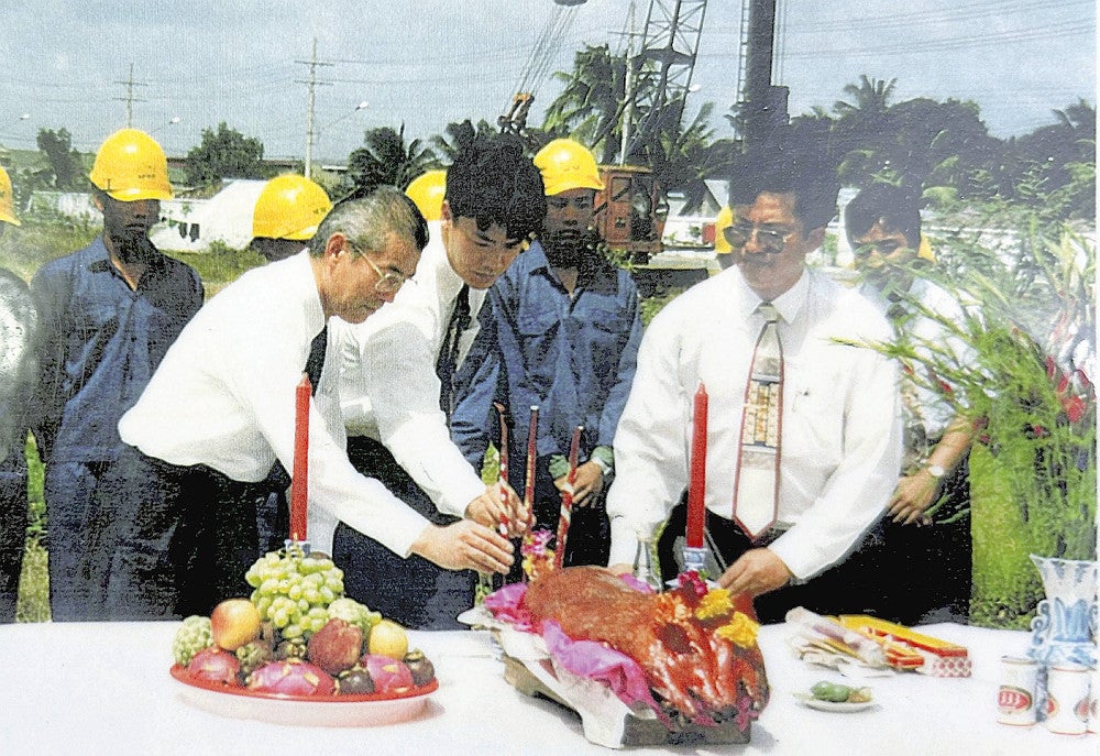 ベトナムでの工場建設の起工式に参列する川邊さん（前列左、１９９６年撮影）＝本人提供