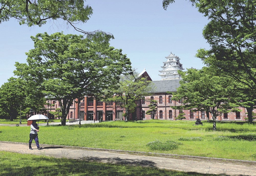 新緑とレンガのコントラストが美しい美術館。世界遺産の姫路城の一角を成す（姫路市で）