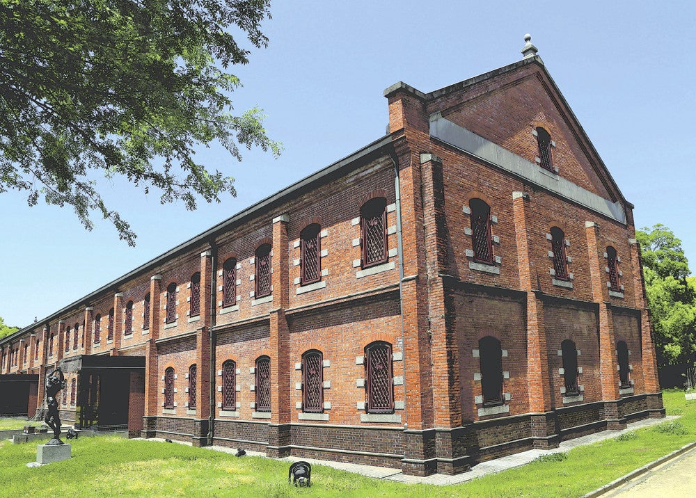 Ｌ字形の北側に立つ展示棟。堂々とした風格を今に伝える