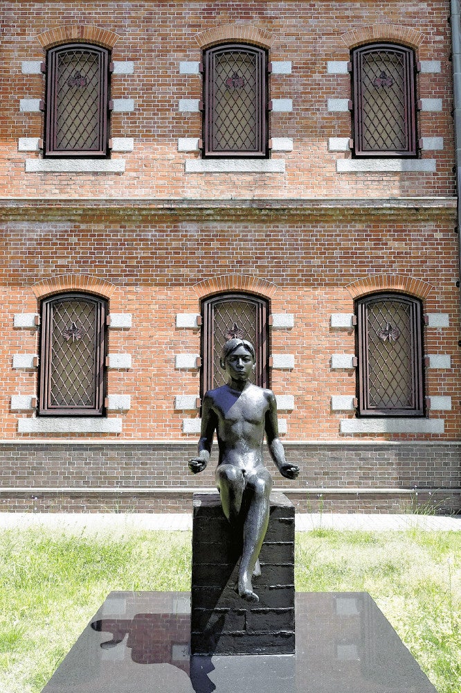 建物をバックに設置されているブロンズ像