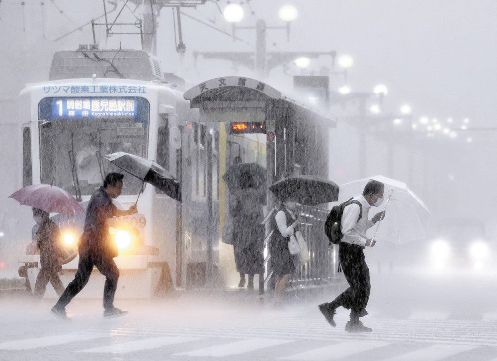 激しい雨が降る鹿児島市内（２８日午前８時１分）＝秋月正樹撮影