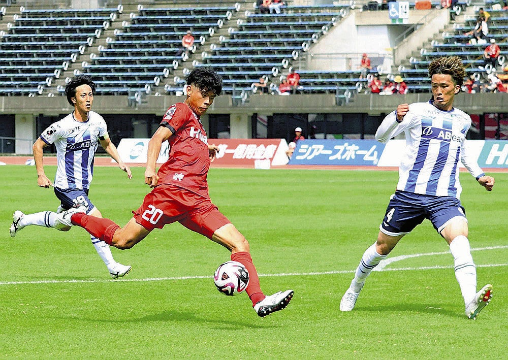 シュートを放つ大崎選手（中央）