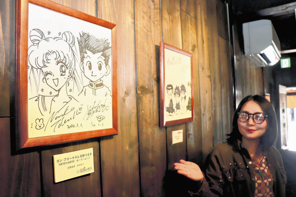 カフェの壁に飾られた冨樫さんらのイラスト（１０日、新庄市万場町で）