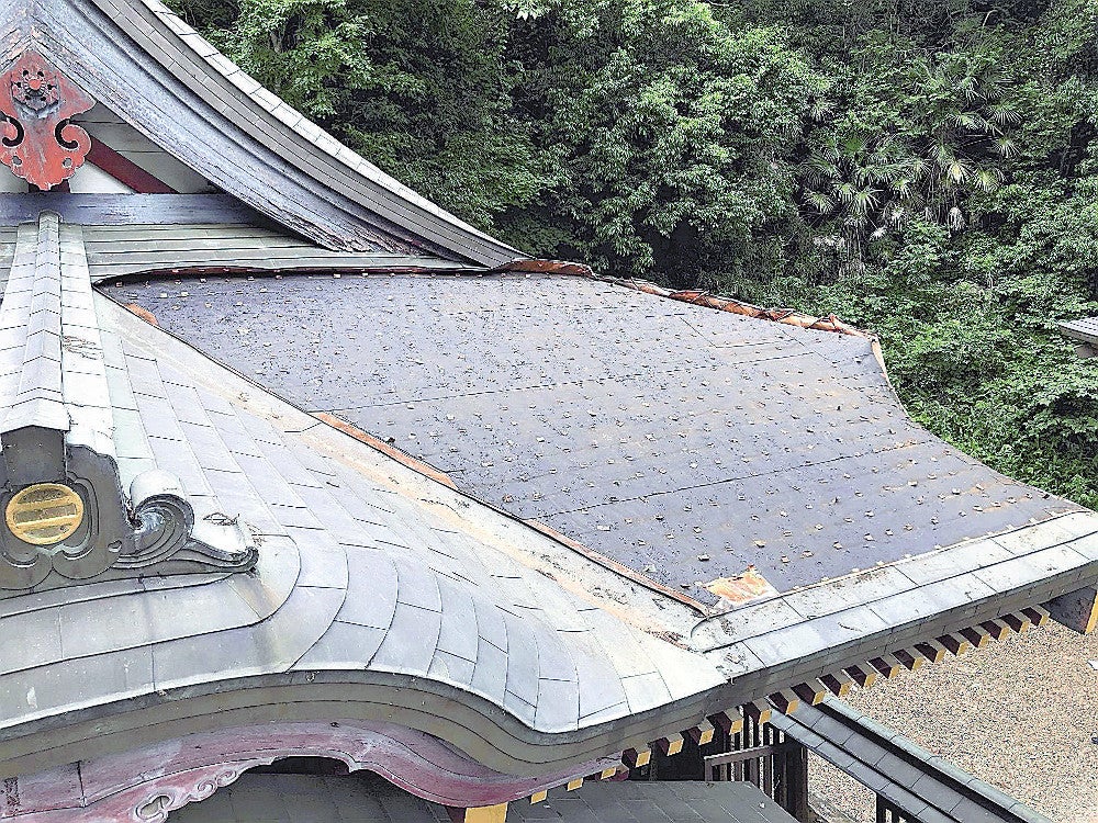 （上）銅板が盗まれた本殿の屋根＝足利市教育委員会提供（下）銅板が盗まれた部分を養生して応急処置が施された本殿（２８日、足利市樺崎町の樺崎八幡宮で）