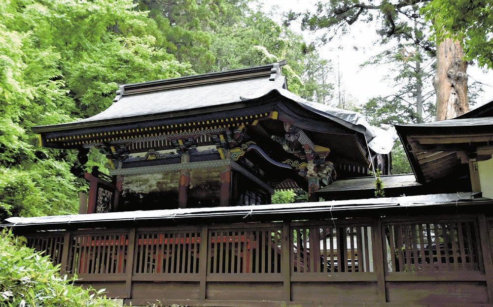 （上）銅板が盗まれた本殿の屋根＝足利市教育委員会提供（下）銅板が盗まれた部分を養生して応急処置が施された本殿（２８日、足利市樺崎町の樺崎八幡宮で）