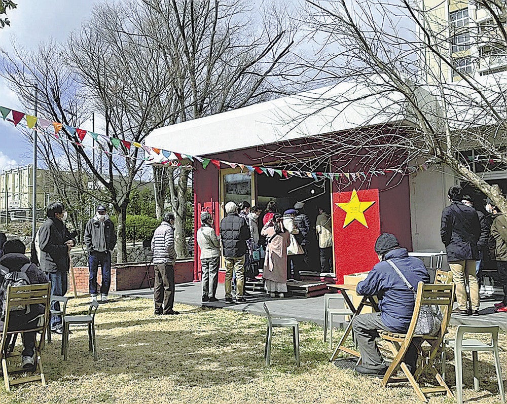 男山団地で開かれた交流イベント。ベトナム人住民が料理を振る舞った（昨年２月、京都府八幡市提供）