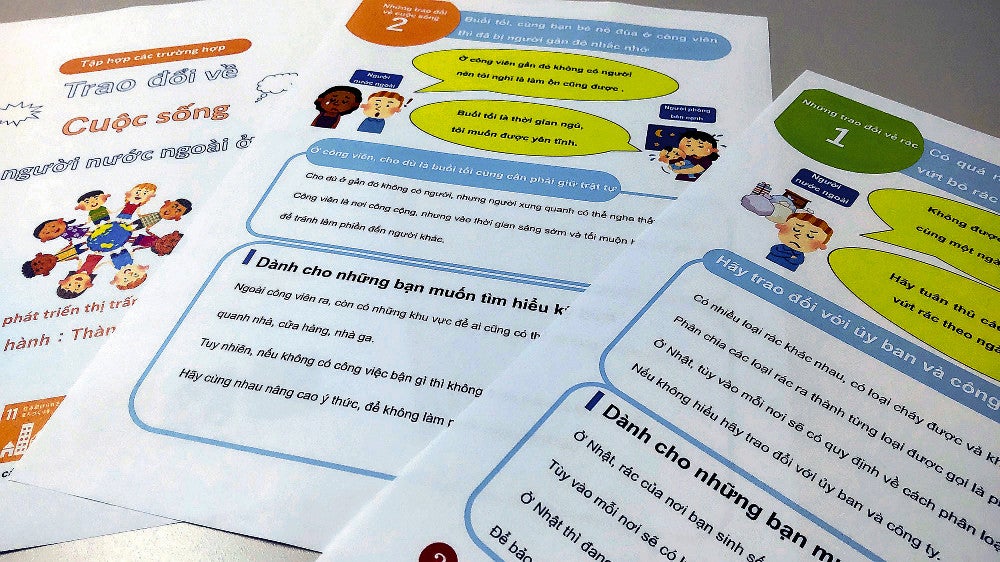 八幡市が外国人向けに作ったパンフレット。夜間の騒音やゴミ出しなどのトラブル事例をベトナム語などで紹介している