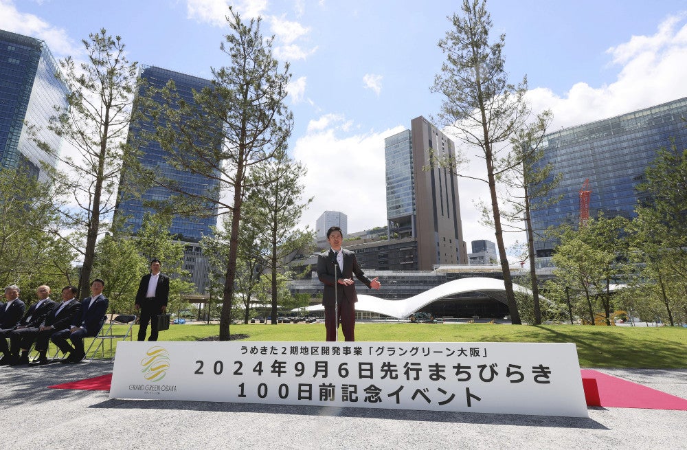 記念イベントであいさつする吉村洋文・大阪府知事（２９日、大阪市北区で）＝宇那木健一撮影